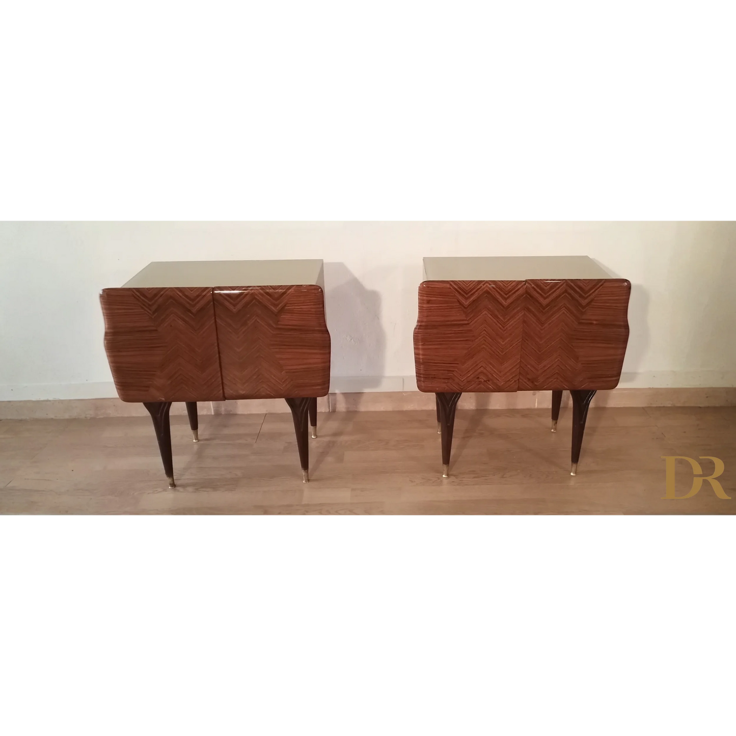 Pair of comodini italiani mid-century con gambe affusolate e fronte a chevron