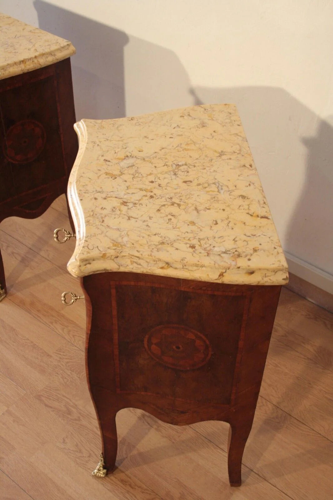 Antico comodino in stile Luigi XV in bois de rose con piano in marmo e gambe curve intarsiate restaurato