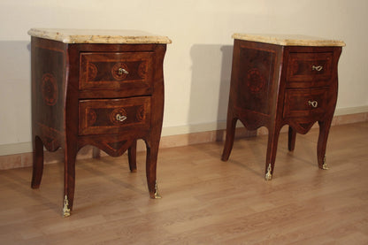 Coppia comodini in stile luigi xv in bois de rose intarsiati con piano in marmo e dettagli in ottone restaurati