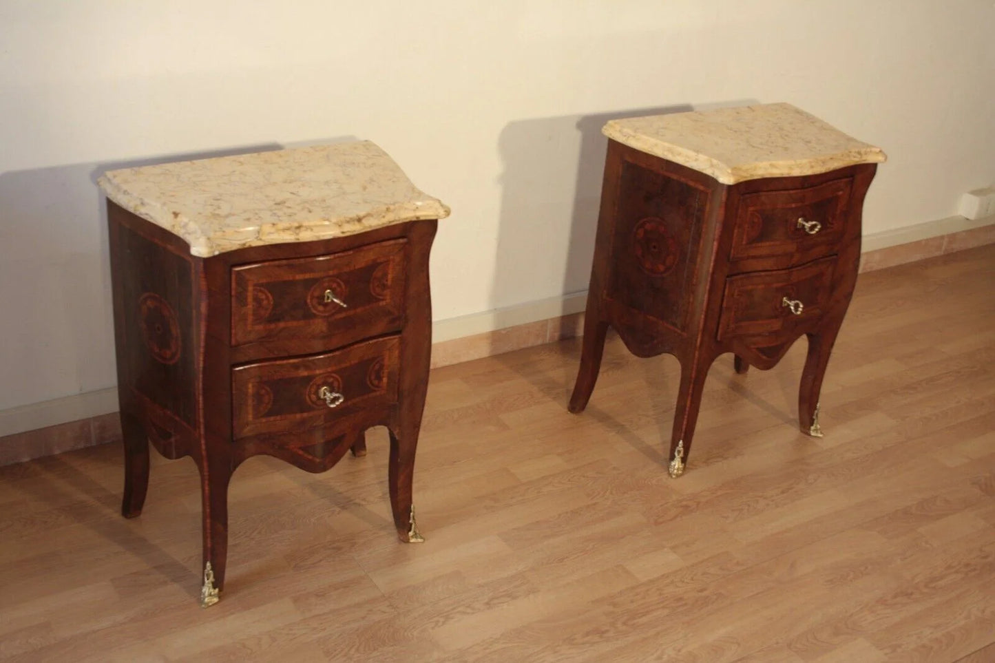 Coppia comodini in stile luigi xv in bois de rose con piani in marmo e gambe curve restaurati