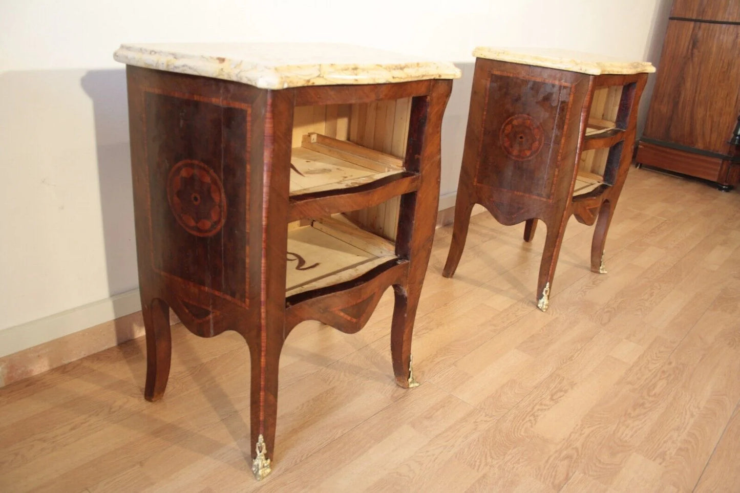 Coppia comodini in stile Luigi XV in bois de rose intarsiati con piani in marmo e gambe curve restaurati