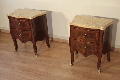 Coppia comodini in stile Luigi XV in bois de rose intarsiati con piano in marmo e gambe curve in legno restaurati