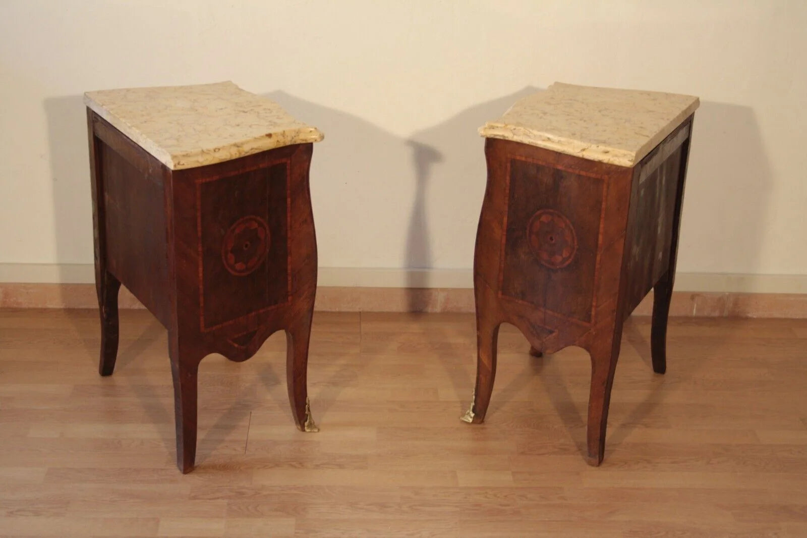 Coppia comodini in stile luigi XV in bois de rose intarsiati con piano in marmo e gambe curve in legno antico