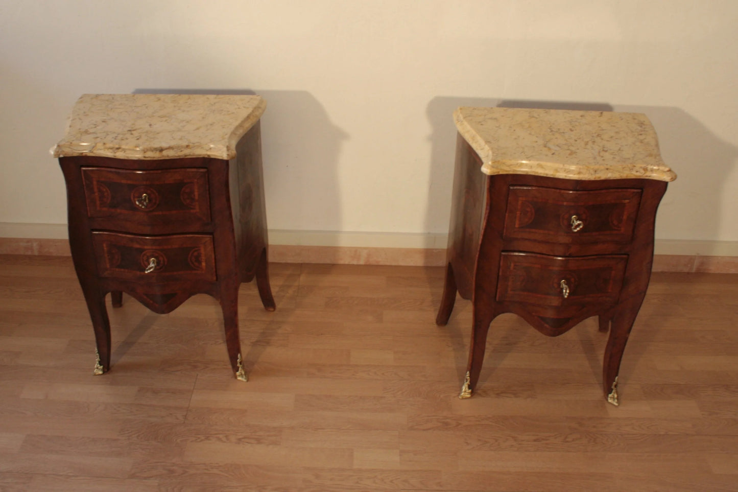 Coppia comodini in stile luigi XV in bois de rose intarsiati con piano in marmo e piedi in ottone restaurati