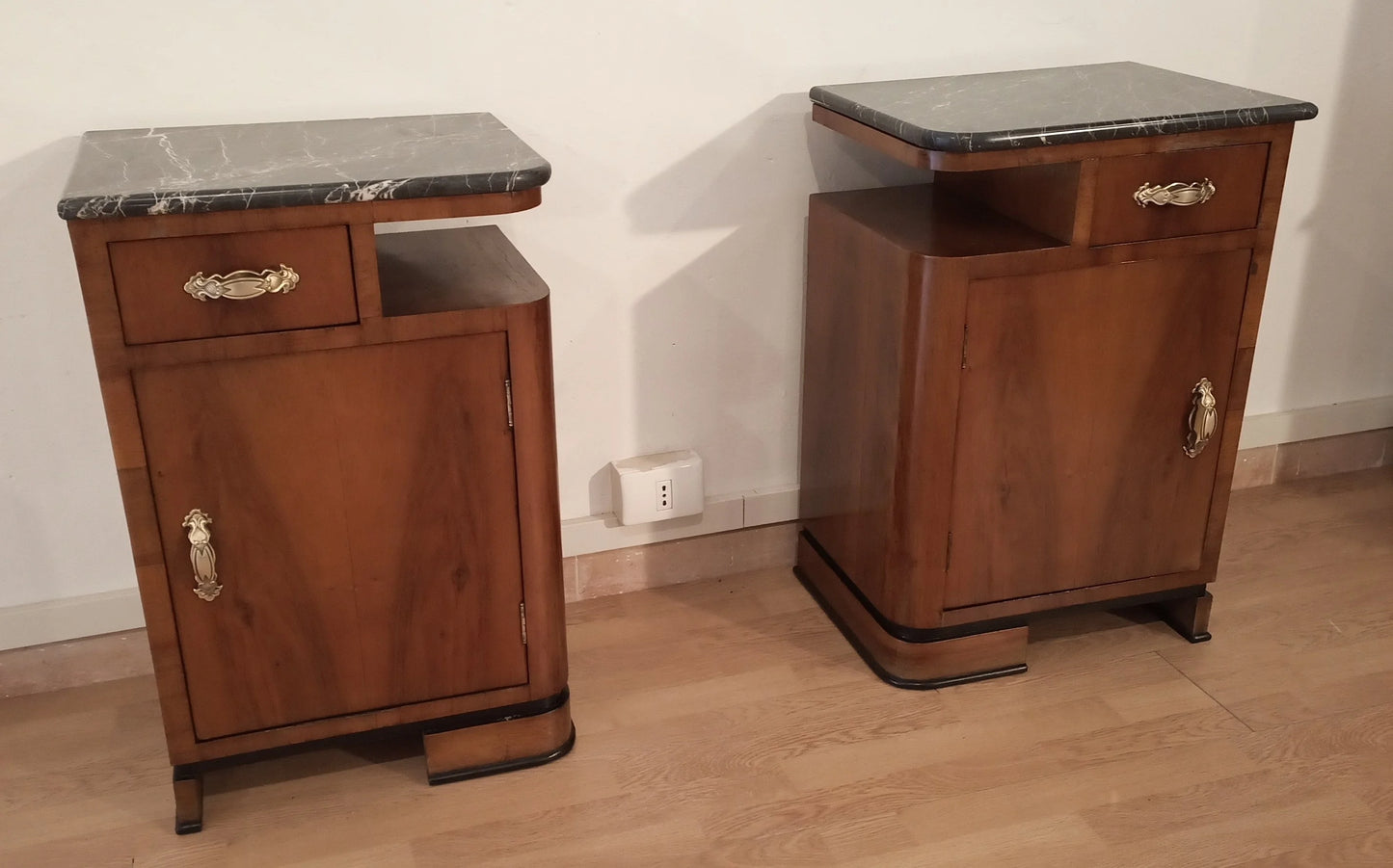 Set di 2 comodini art déco italiano in noce con piano in marmo ideale per la camera da letto