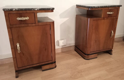 Coppia di comodini art déco italiano in noce con piano in marmo per camera da letto elegante