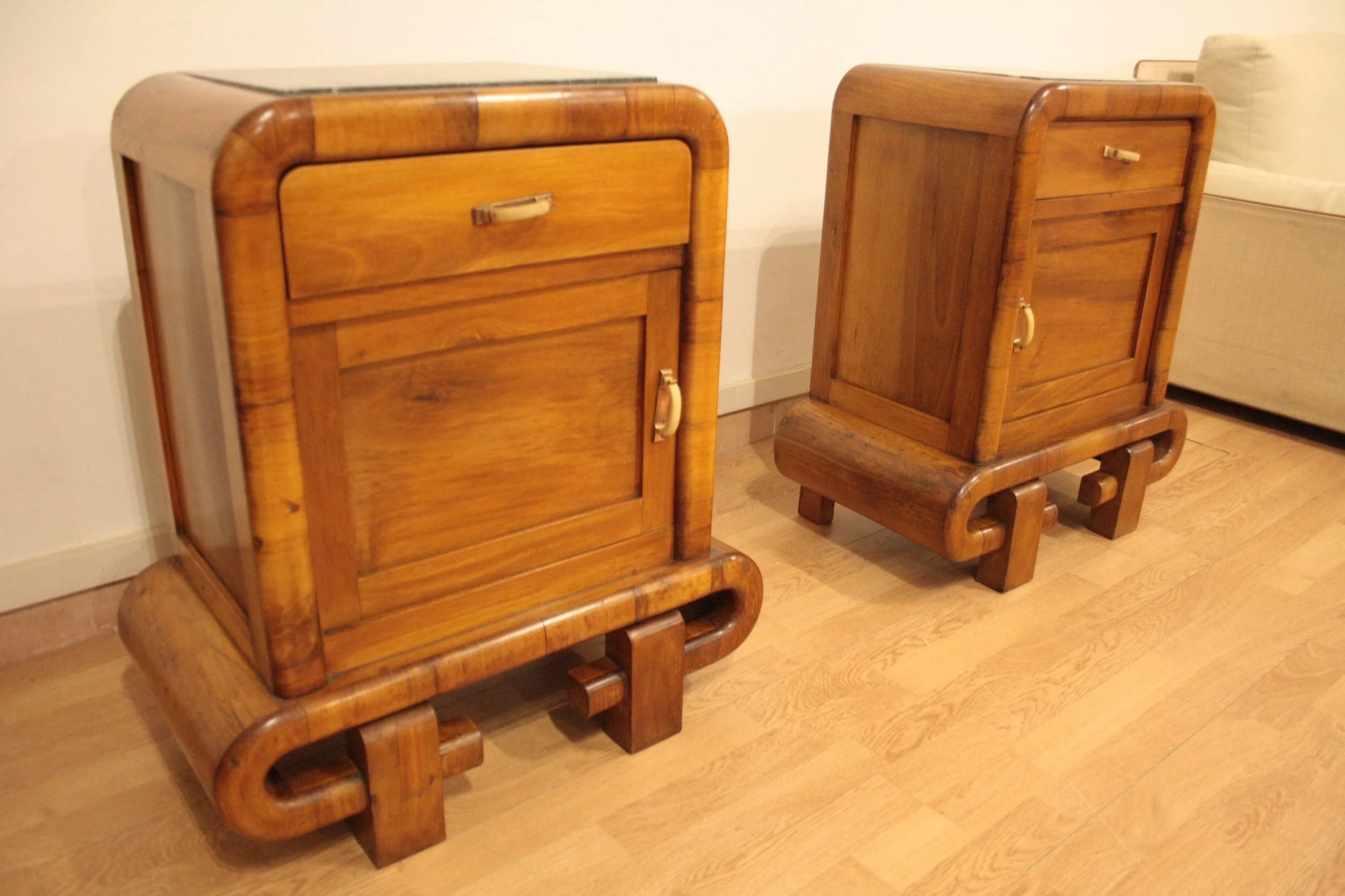 Coppia di comodini in noce art decò anni 50 mid century modern italiani per dario raia antiquariato