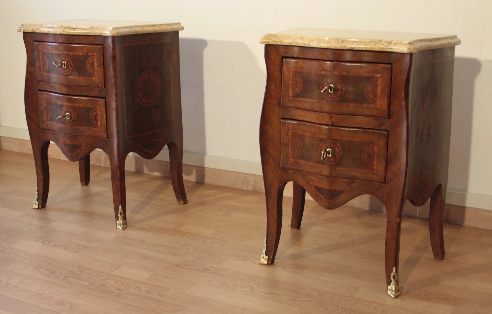 Coppia comodini in stile Luigi XV in bois de rose con piani in marmo e dettagli in ottone restaurati