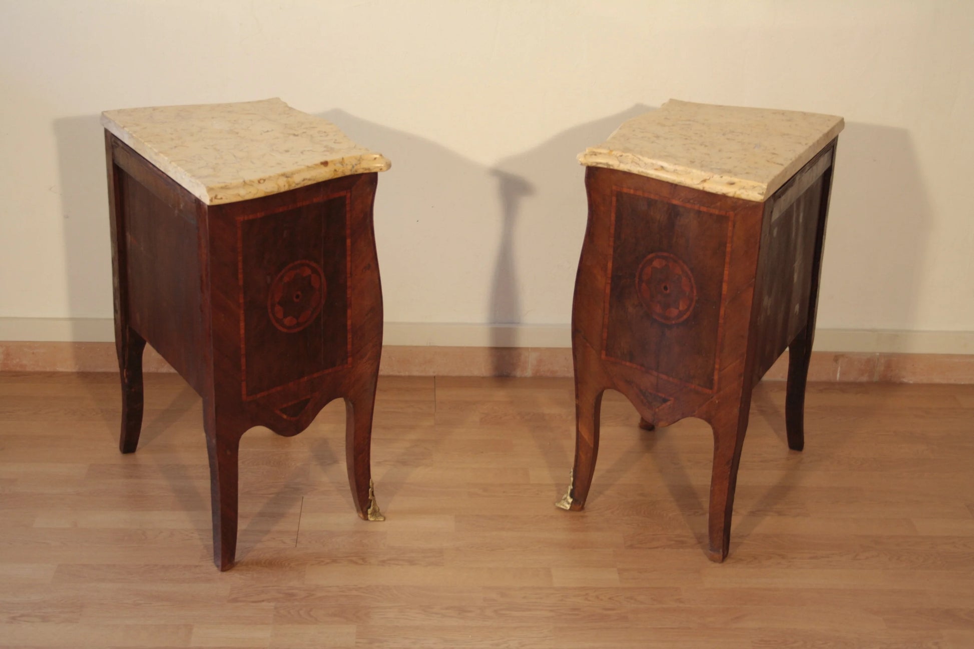 Coppia comodini in stile luigi xv in bois de rose con piano in marmo e raffinati intarsi decorativi
