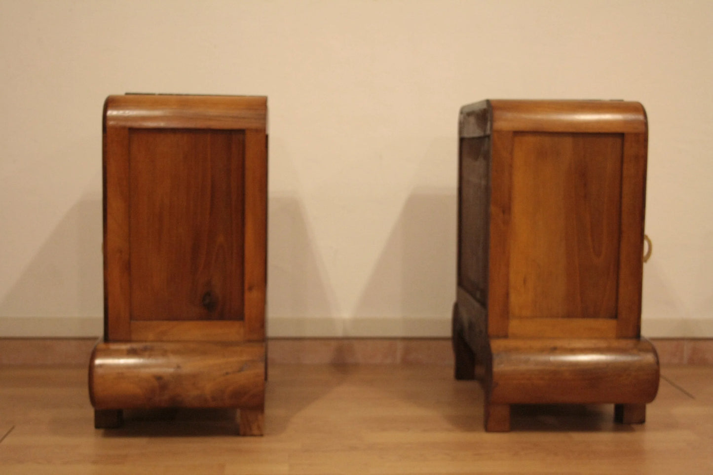 Coppia di comodini in noce art decò anni 50 in stile mid century modern italiana per dario raia antiquariato