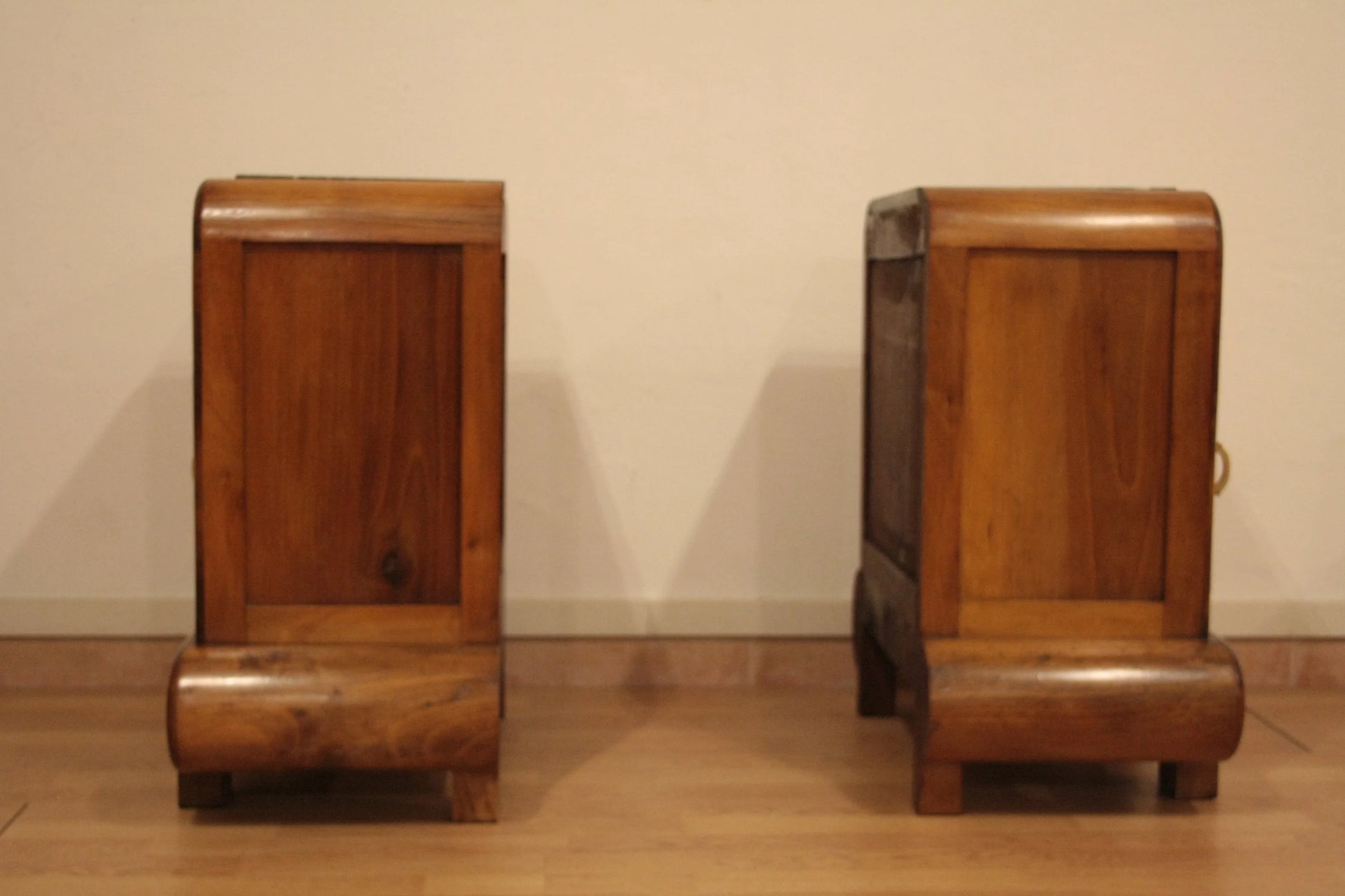 Coppia di comodini in noce art decò anni 50 in stile mid century modern italiana per dario raia antiquariato