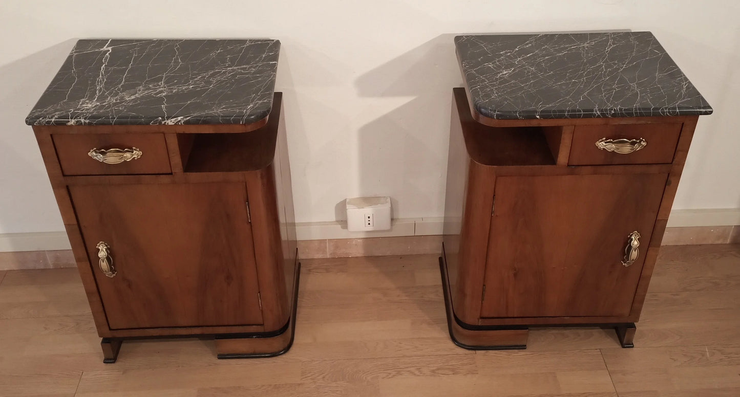 Coppia di comodini art déco italiano in noce con piano in marmo per camera da letto elegante