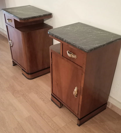 Coppia di comodini art déco italiano in noce con piano in marmo ideali per arredamento elegante