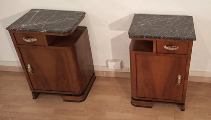 Coppia di comodini art déco italiano in noce con piano in marmo ideale per camere eleganti