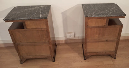 Coppia di comodini art déco italiano in noce con piano in marmo per camera da letto elegante