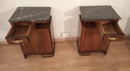 Coppia di comodini art déco in noce italiano con piano in marmo in stile art déco italiano per camera da letto