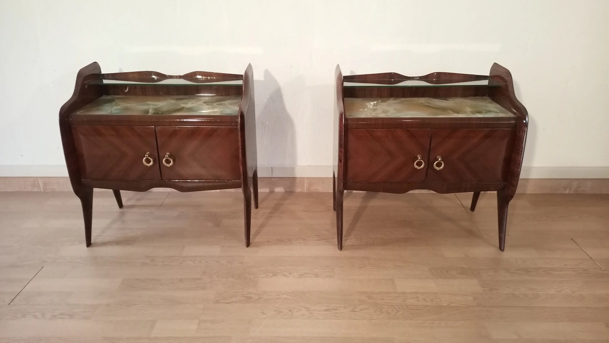 Coppia di comodini mid-century modern italiano in palissandro con gambe curve e ante doppie design anni 50