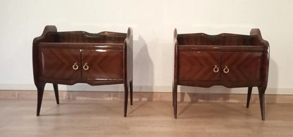 Coppia di comodini mid-century modern italiano in palissandro con fronti curvi e pomelli anelli in ottone
