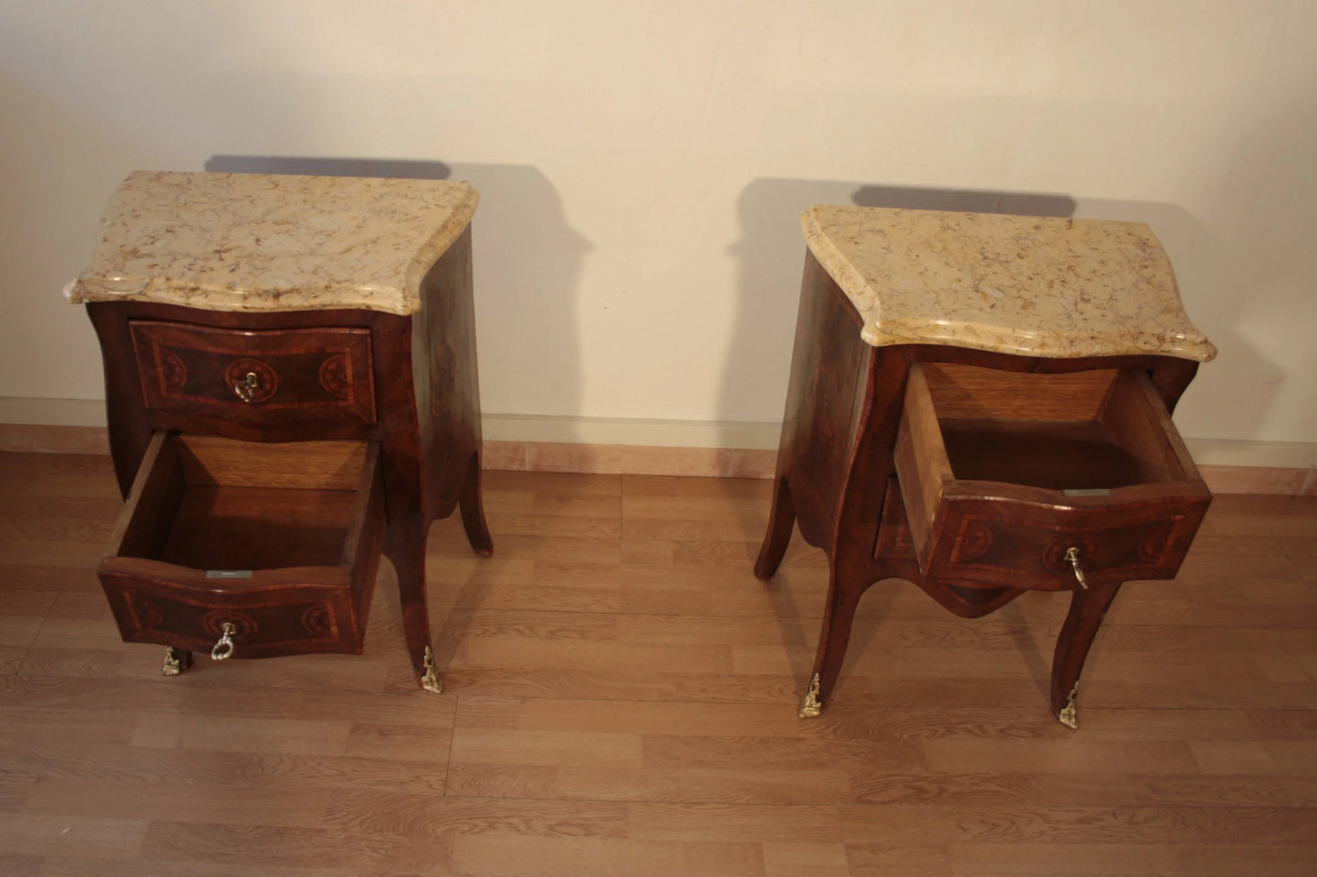 Coppia di comodini vintage in stile luigi XV in bois de rose intarsiati con piano in marmo e dettagli in ottone