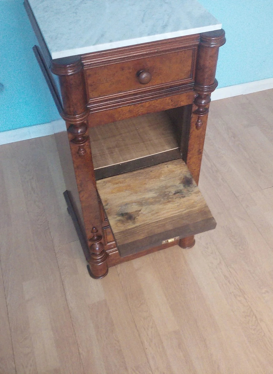Raro comodino vintage in stile classico con marmo bianco restaurato legno noce con un cassetto e ripiano aperto