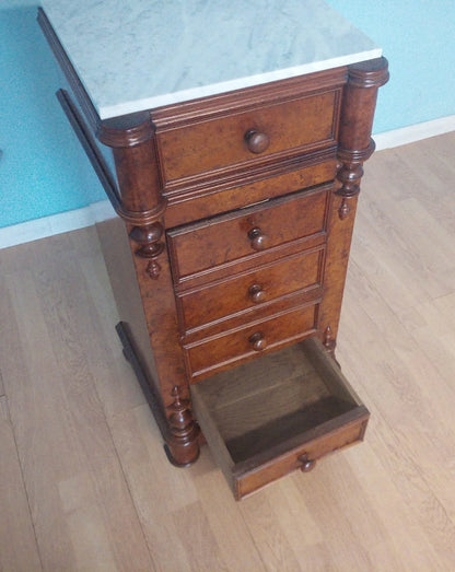 Comodino vintage in stile classico in noce con cinque cassetti e marmo bianco restaurato per camera da letto raro comodino