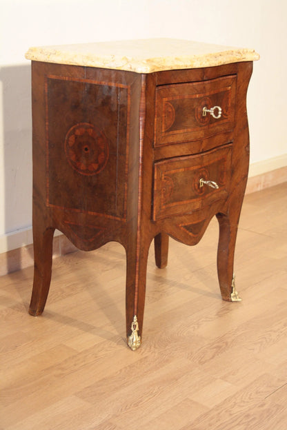 Comodino in stile luigi xv in bois de rose intarsiato con piano in marmo e piedi decorativi in ottone