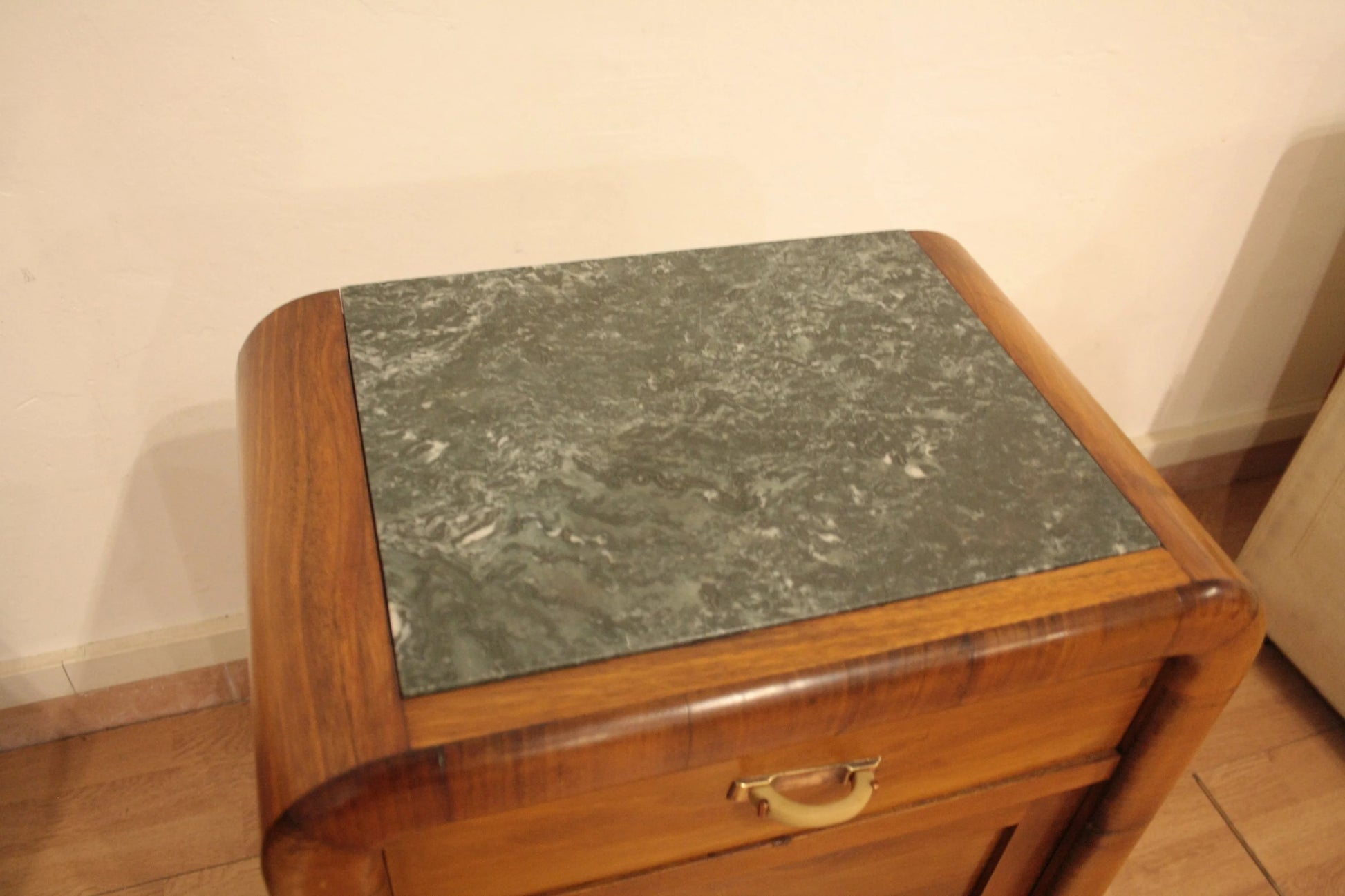 Comodino in noce art decò con piano in marmo coppia di comodini mid century modern dario raia antiquariato
