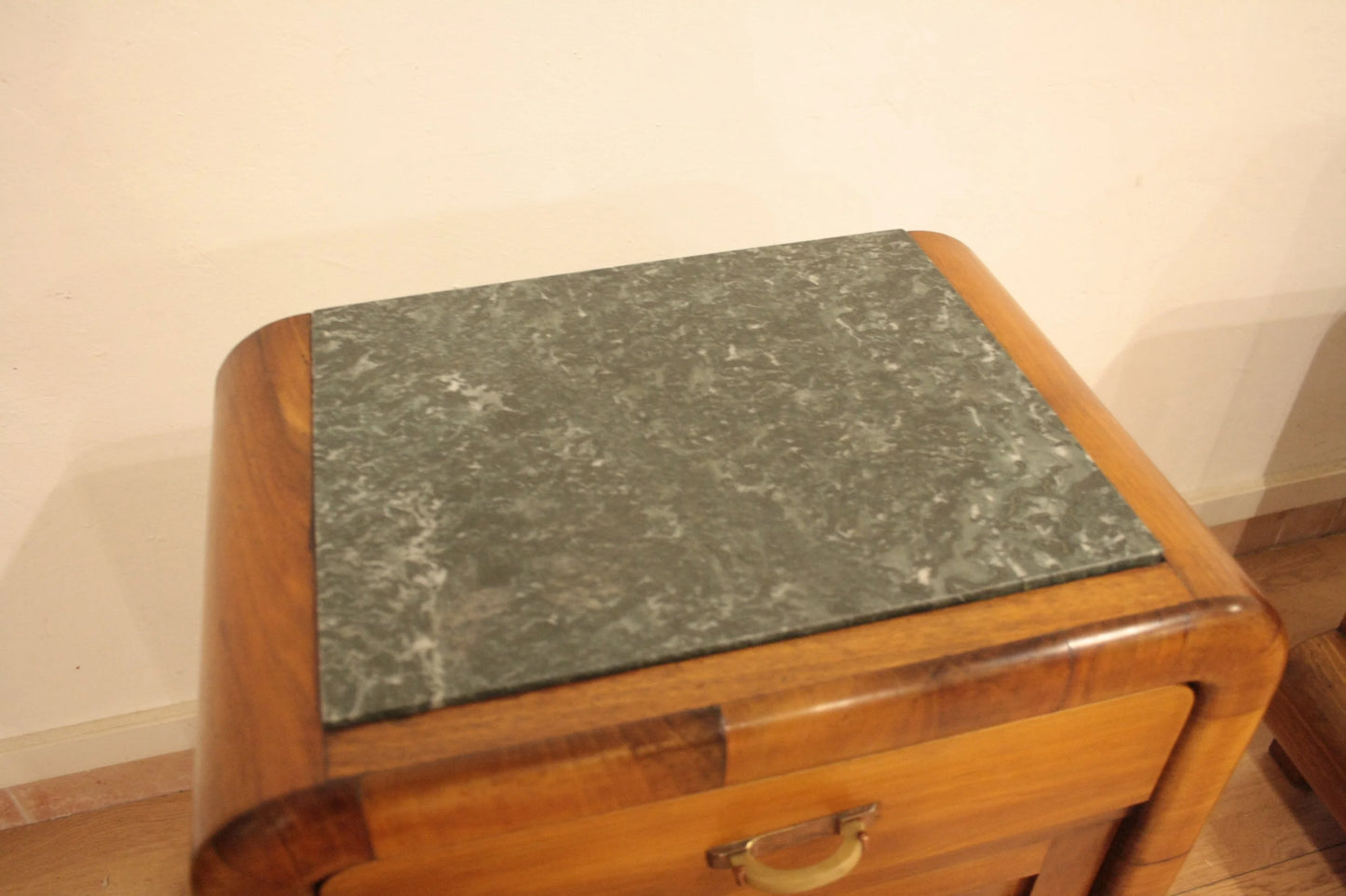 Comodino in noce art decò anni 50 con piano in marmo coppia di comodini mid century modern italia dario raia antiquariato