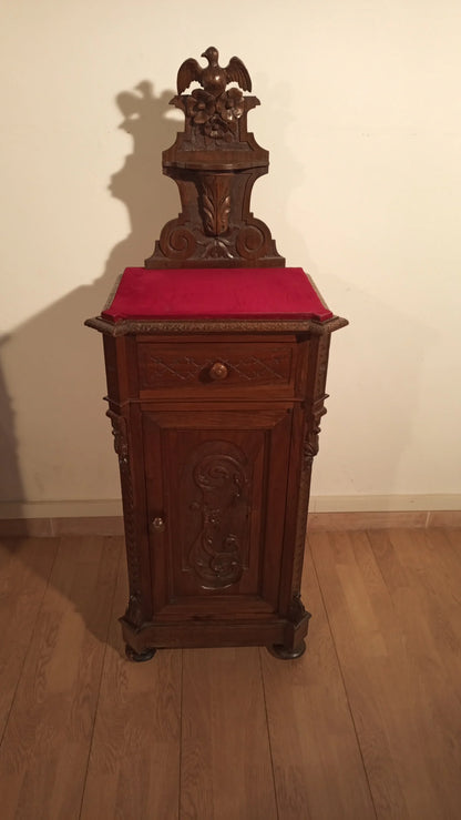 Comodini italiani in noce con cuscino rosso sulla parte superiore mobili italiani fine xix secolo