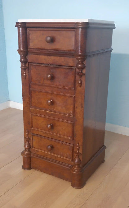 Comodino vintage in stile classico con cinque cassetti in noce e marmo bianco restaurato per camera da letto