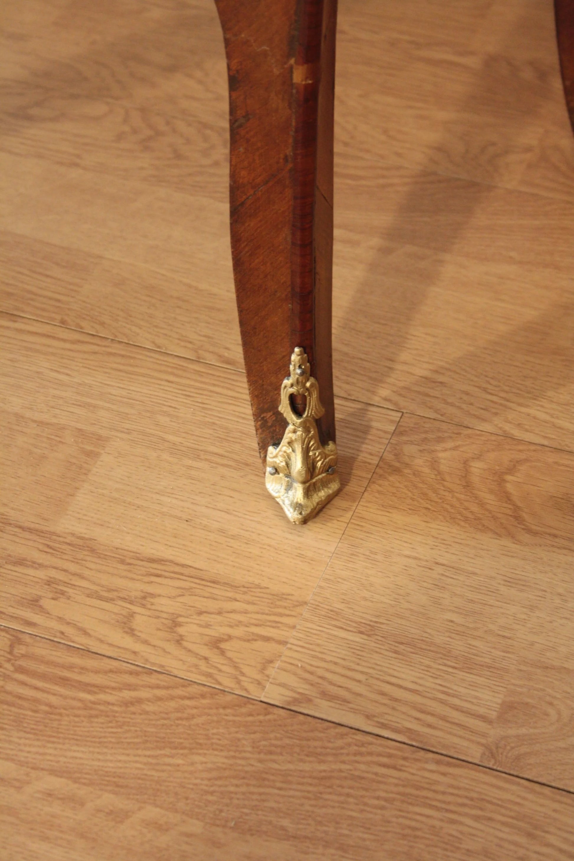Ornato copri gamba in ottone dorato con decori a volute per coppia comodini in stile Luigi XV in bois de rose