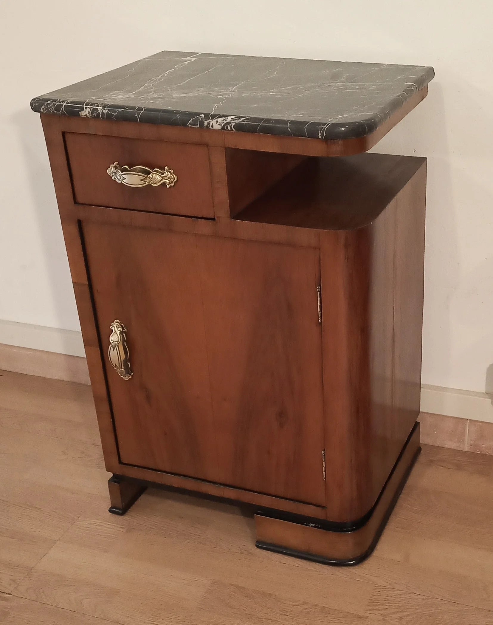 Piccolo comodino art déco italiano in noce con piano in marmo e cassetto set di 2