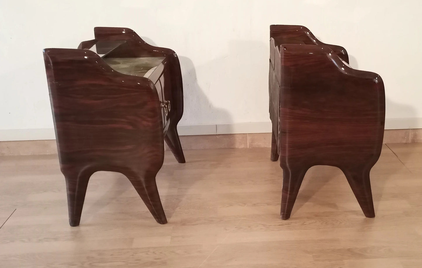 Due comodini mid-century modern italiano in palissandro marrone scuro con bordi curvi e gambe inclinate design anni 50