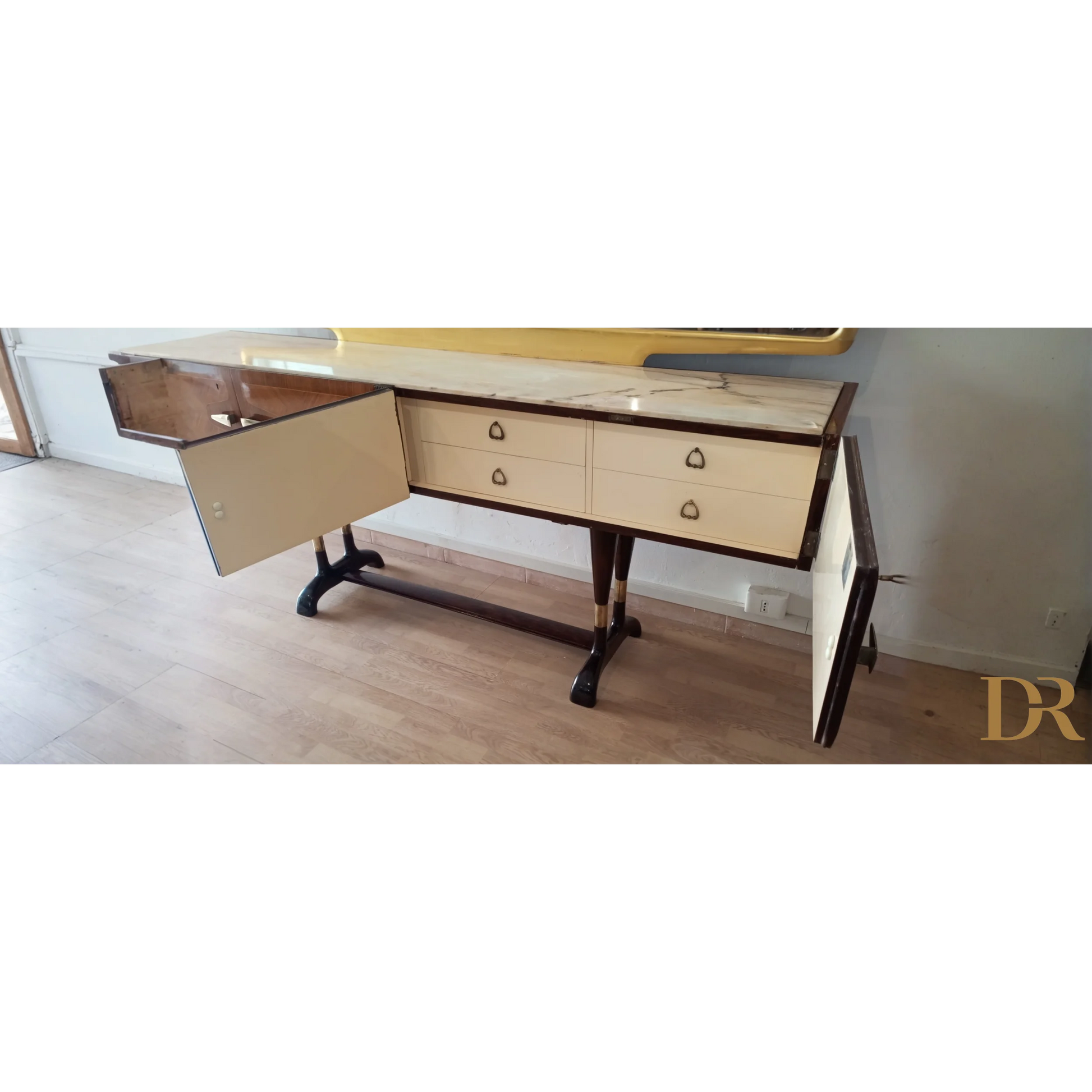 Mobile bar consolle Vittorio Dassi con cassetti crema e struttura in legno scuro