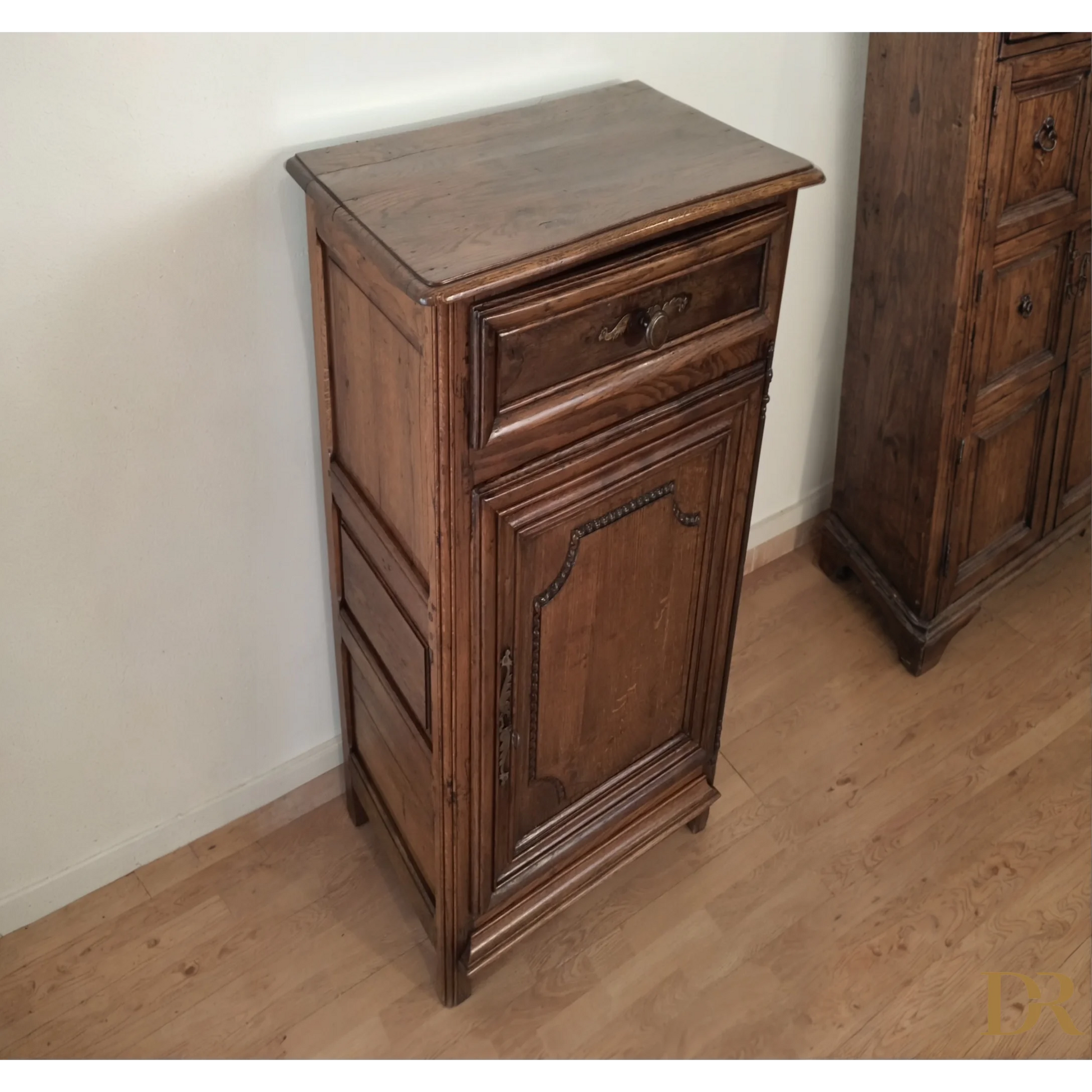 Credenza bassa vintage in legno di rovere con cassetto e porta decorati