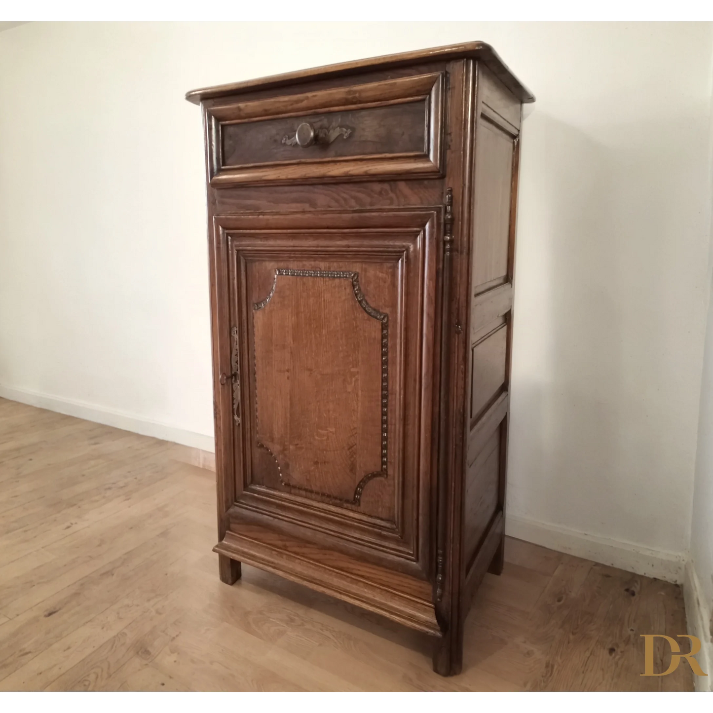 Credenza bassa vintage in legno di rovere con cassetto e porta decorativa