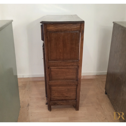 Credenza bassa vintage in legno di rovere con tre pannelli verticali e finitura marrone scuro