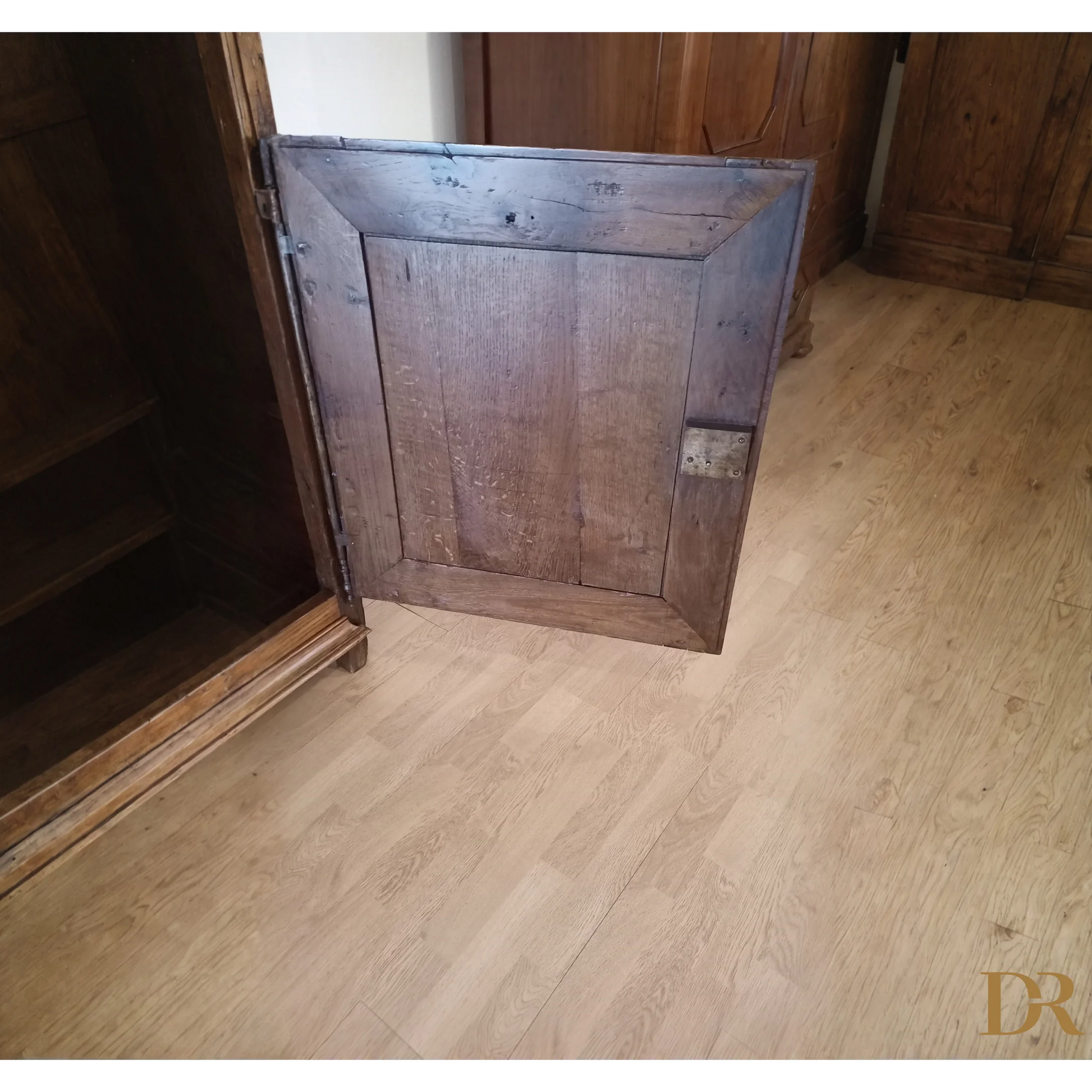 Pannello in rovere scuro con design rettangolare per credenza vintage