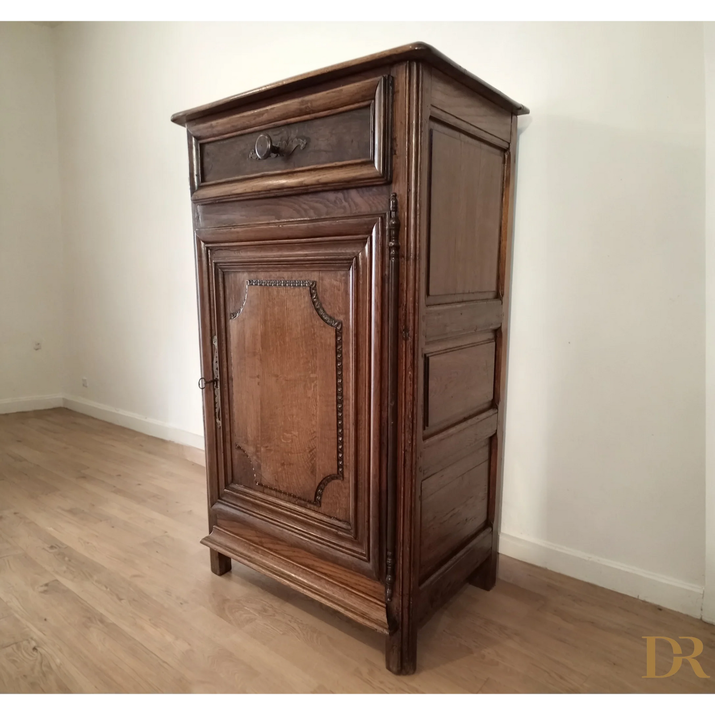 Credenza vintage in legno di rovere con cassetto e porta decorativa in legno