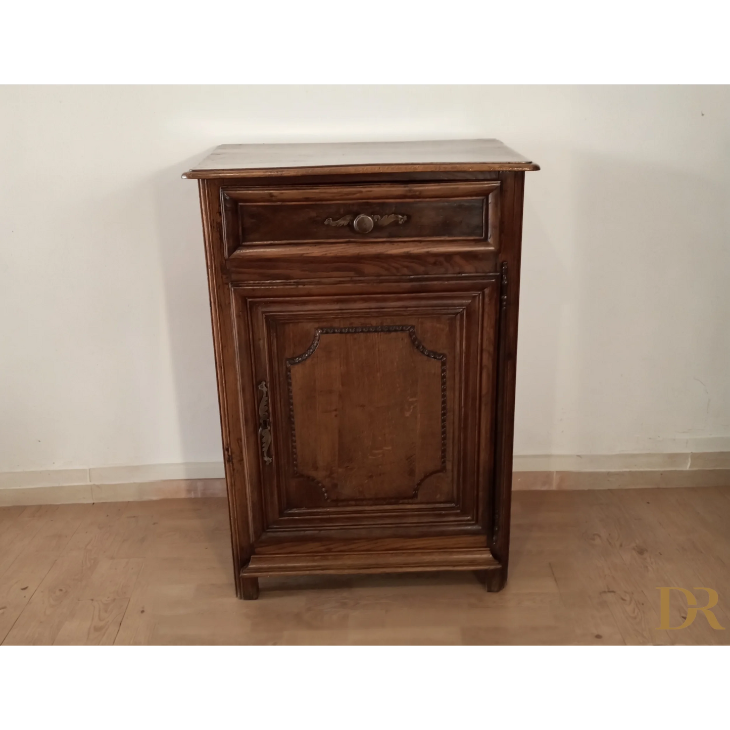 Credenza bassa vintage in rovere con cassetto e porta decorate in legno scuro