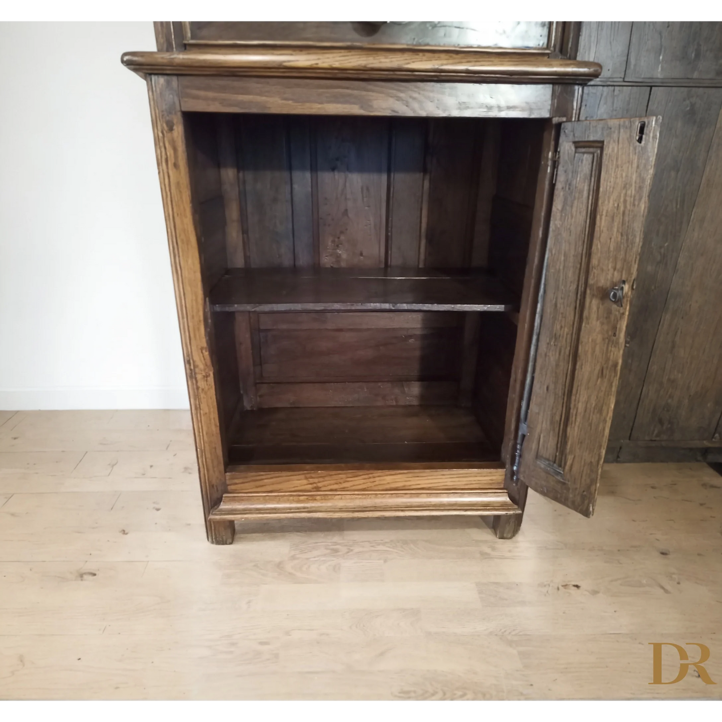 Credenza bassa vintage in legno di rovere con ripiano vuoto e ampio spazio interno