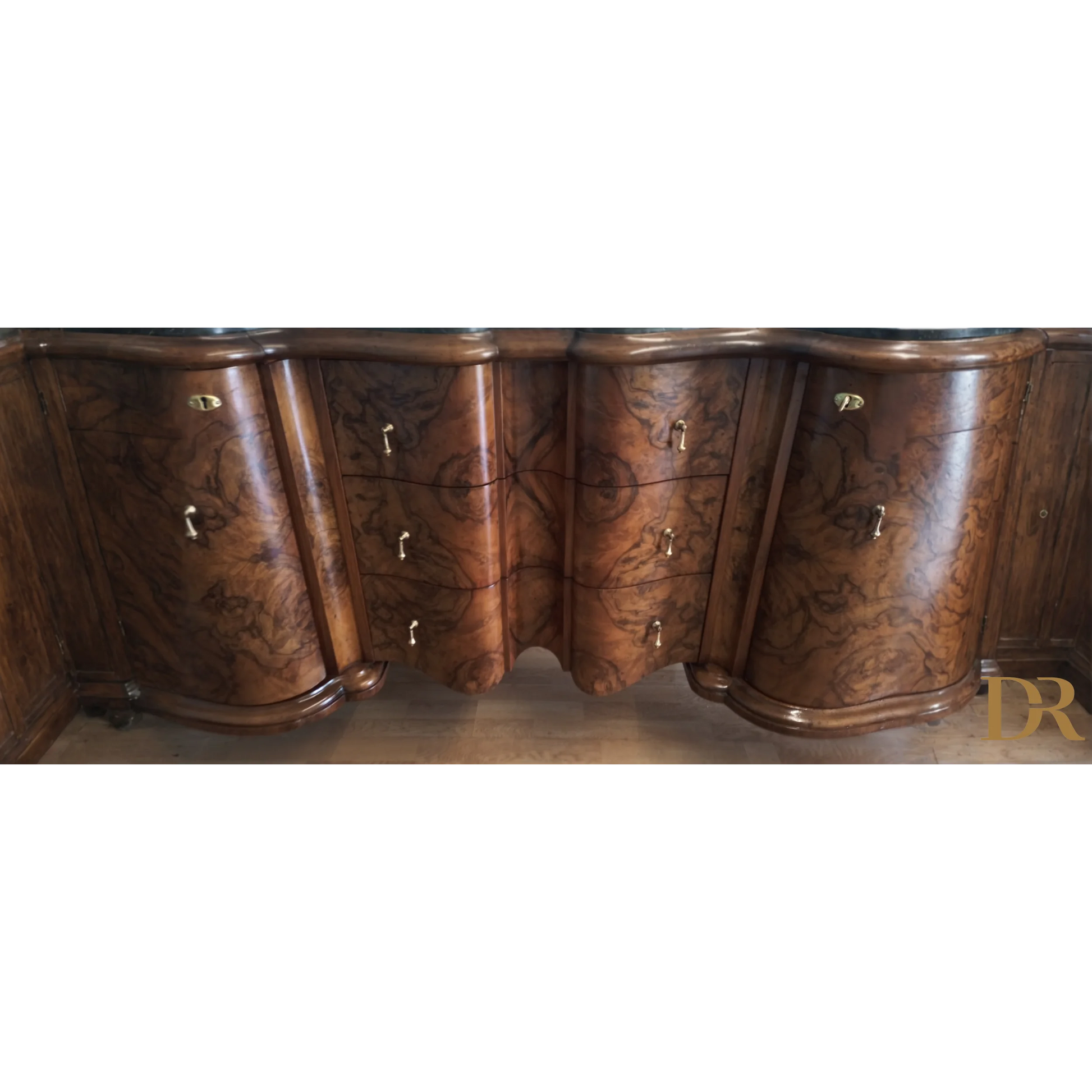 Credenza bassa Chippendale in radica di noce con elegante finitura in legno curvato