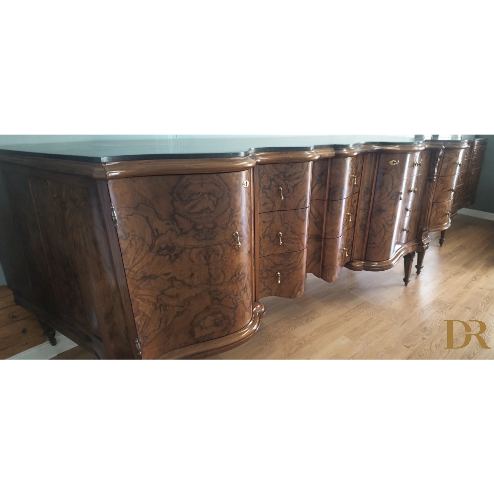 Credenza bassa Chippendale in radica di noce con cassetti e venature ornate