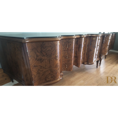 Credenza bassa Chippendale in radica di noce con cassetti e venature ornate