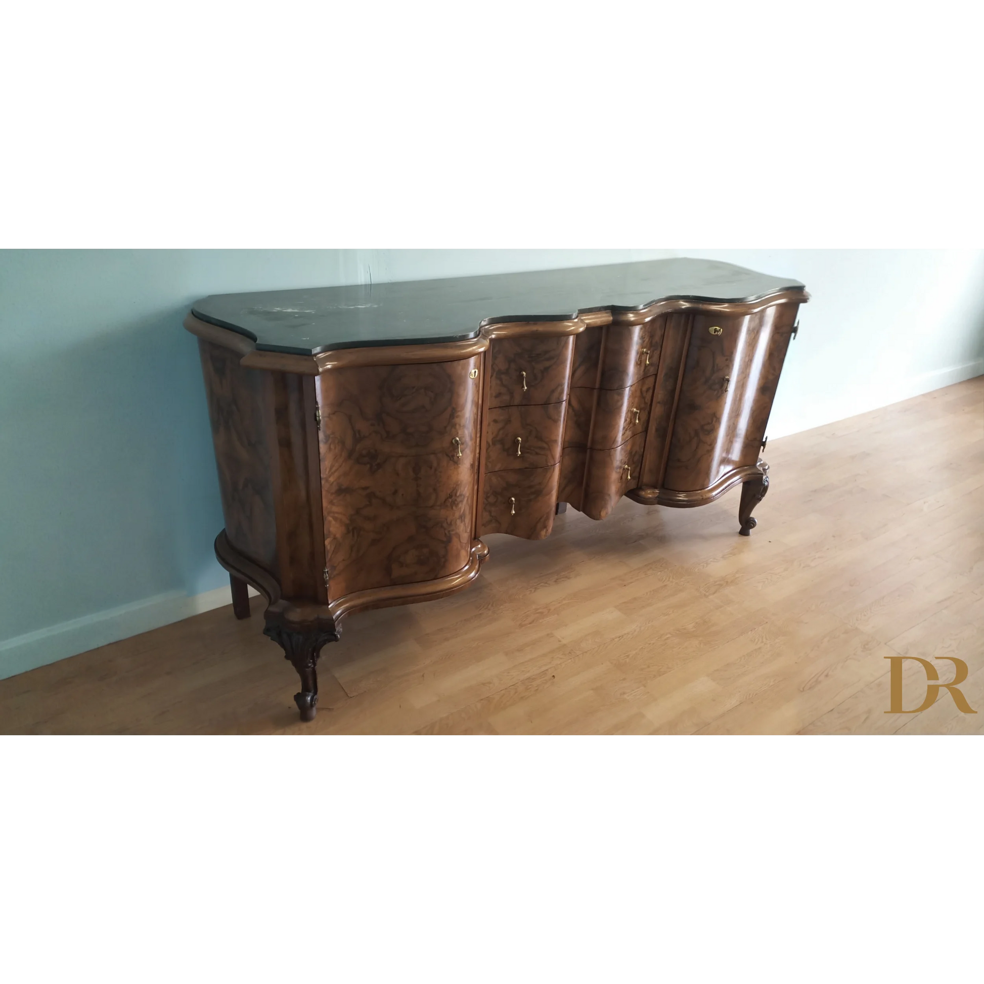 Credenza bassa Chippendale in radica di noce con cassetti curve e gambe decorate