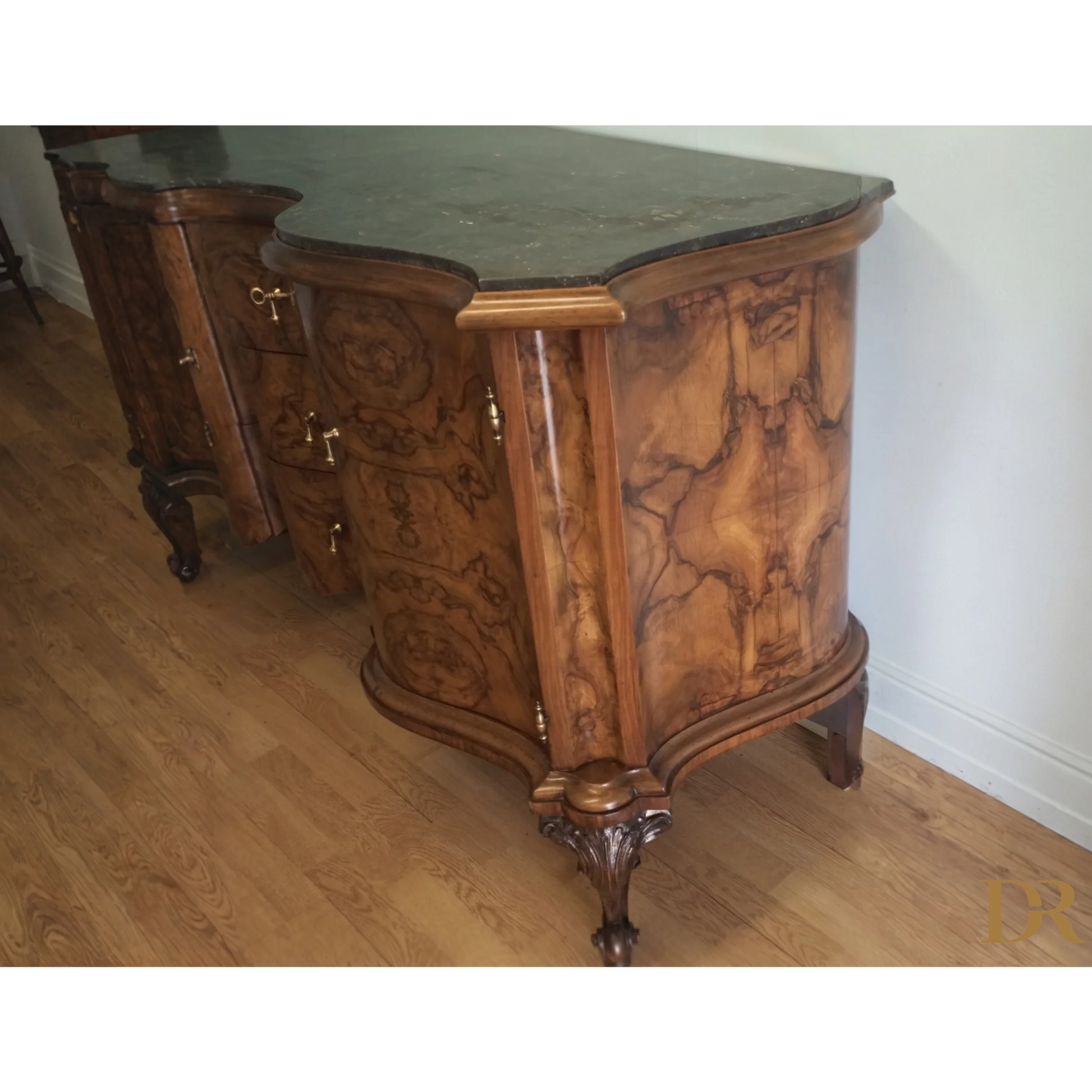 Credenza bassa Chippendale in radica di noce con elegante intaglio e venatura