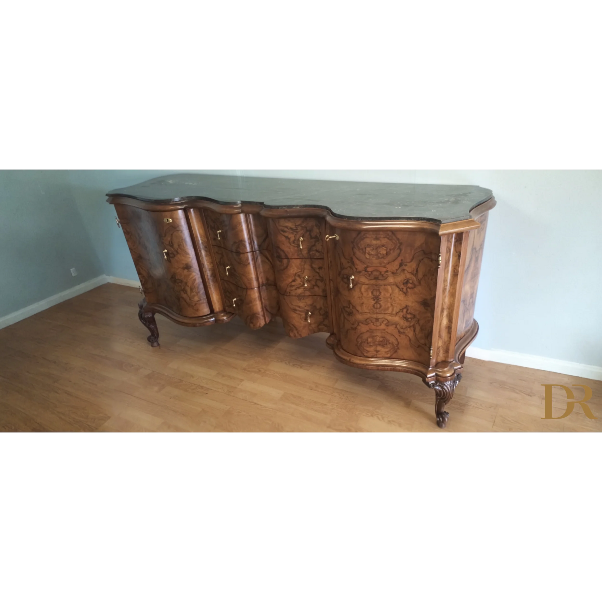 Credenza bassa Chippendale in radica di noce con intagli decorativi e gambe cabriole