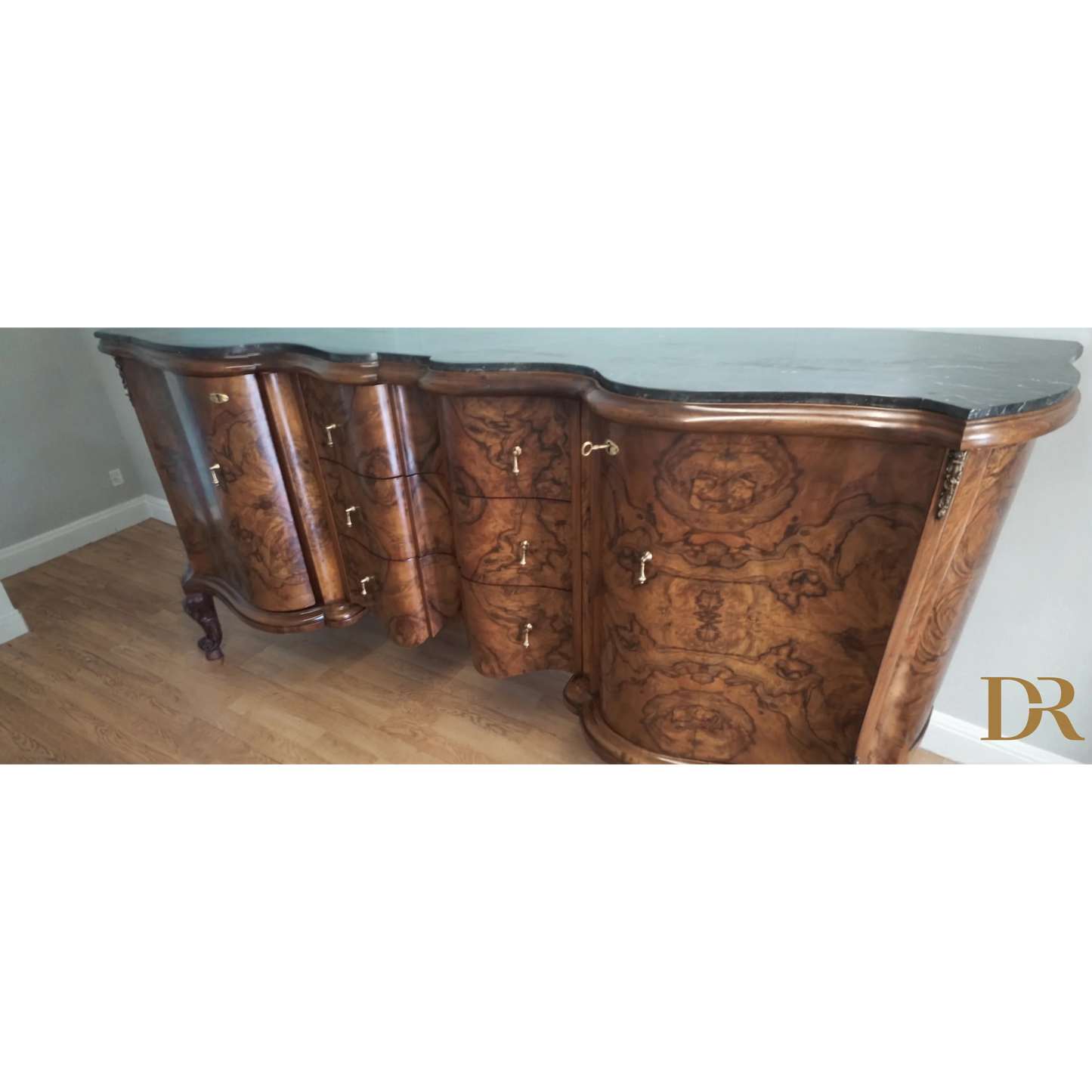 Credenza bassa Chippendale in radica di noce con pannelli curvi e inlay decorativi