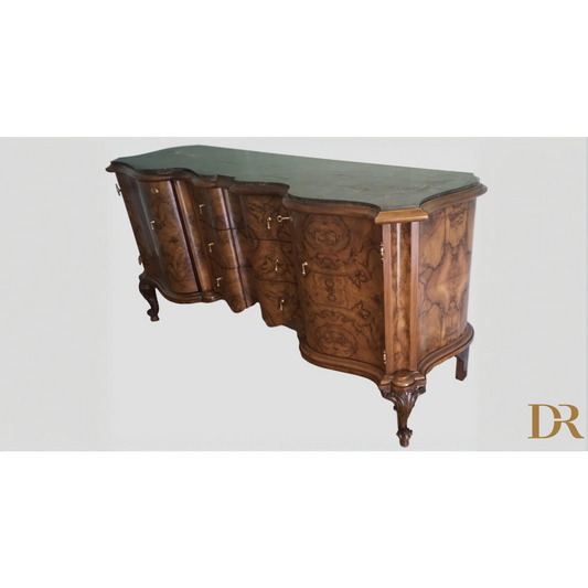 Credenza bassa Chippendale in radica di noce con pannelli curvi e fregi decorativi