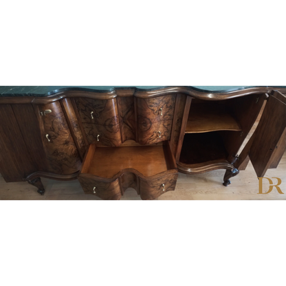 Credenza bassa Chippendale in radica di noce con eleganti cassetti in legno intagliato